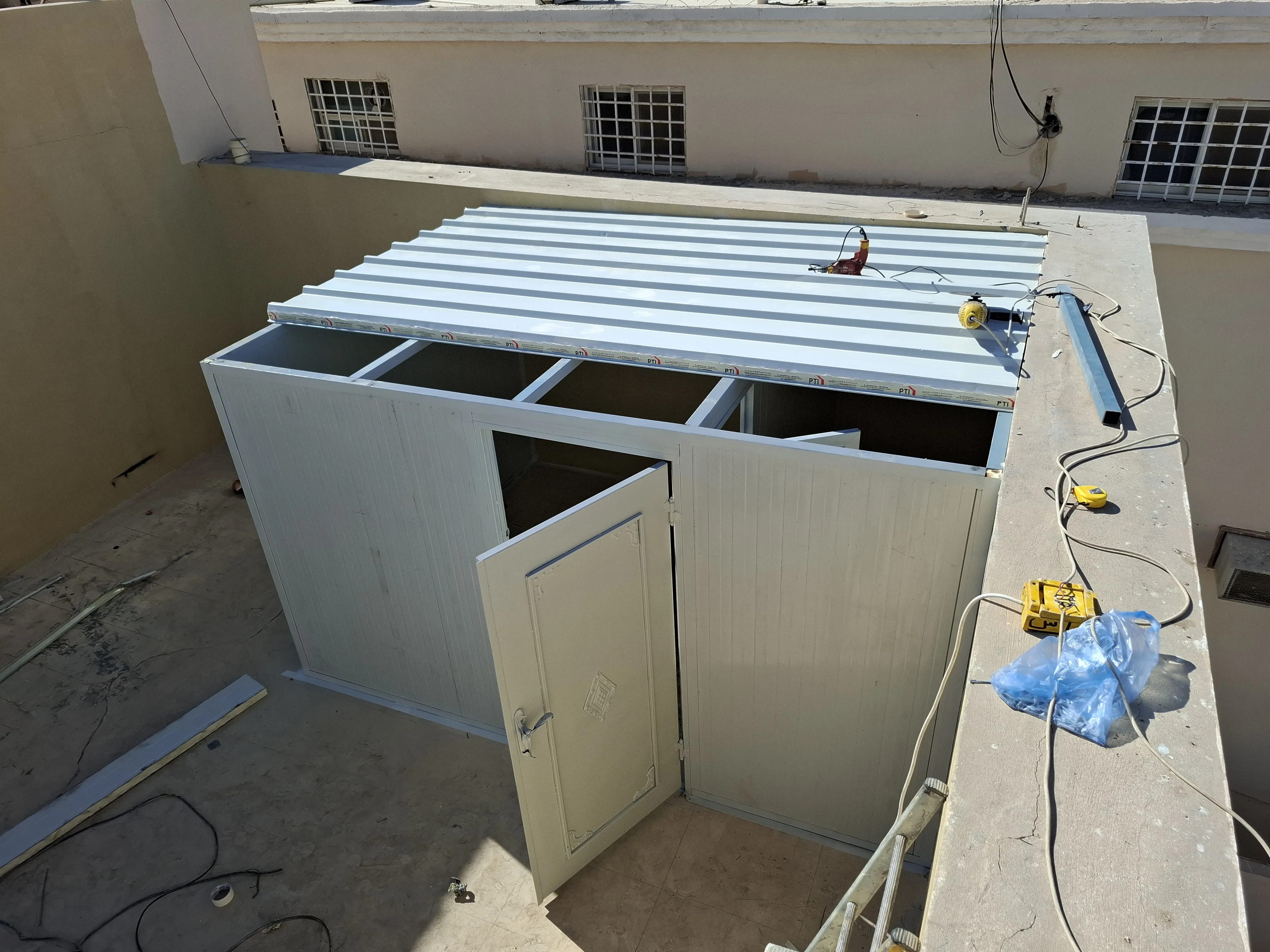 مظلات سندويش بانل